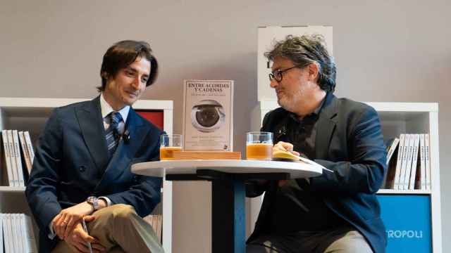 El juez José María Asencio, y Manel Manchón, en el acto de 'Letra Global'