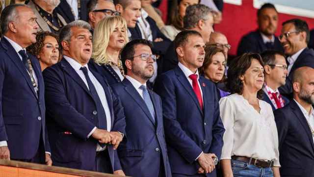 Joan Laporta junto a Pere Aragonès y su estimado Rafa Yuste, al fondo Pere Guardiola, en Montilivi