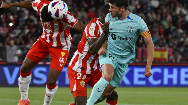 Sergi Roberto disputa un balón con Roberto Langa en el Almería-Barça