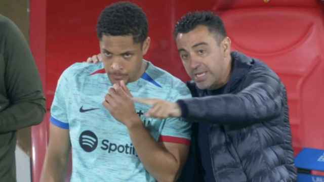 Xavi Hernández da indicaciones a Vitor Roque en el Almería-Barça