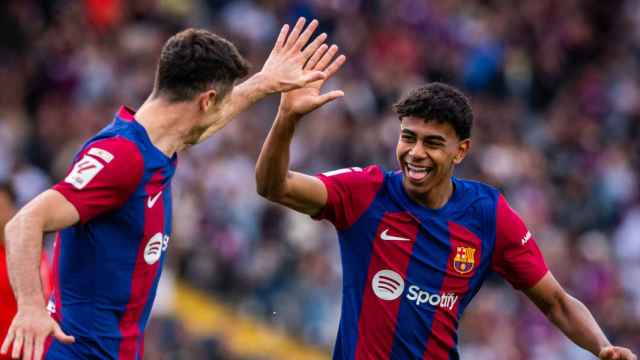 Lamine Yamal felicita a Lewandowski en el partido del Barça contra el Rayo