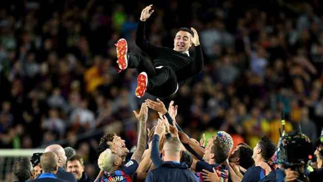 Los jugadores del Barça mantean a Xavi tras ganar la Liga de 2023