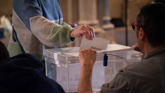 Una persona votando en las elecciones catalanas del 12M