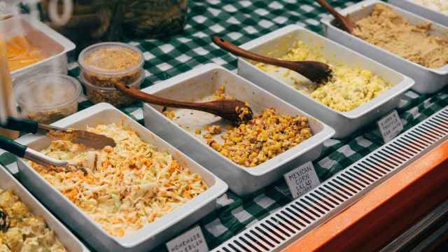 Platos variados en un buffet