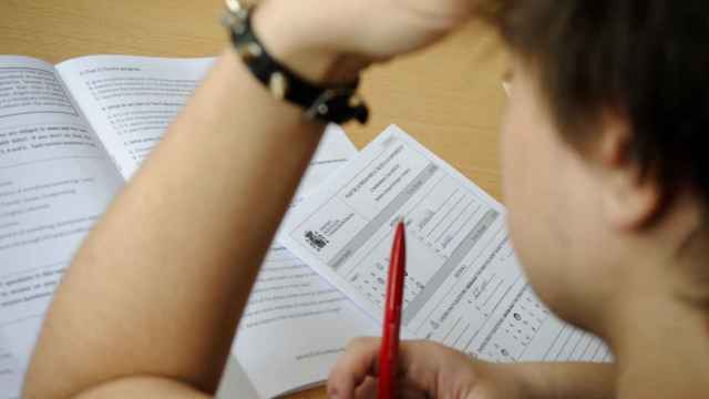 Un alumno realiza una prueba piloto de las nuevas PAU