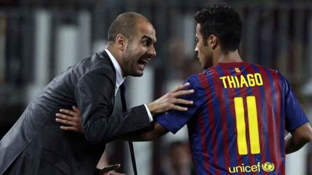 Pep Guardiola dona ordres a Thiago Alcántara durant la seva etapa al Barça