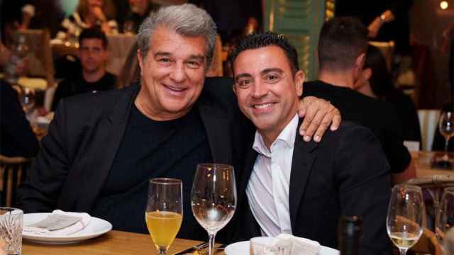 Laporta y Xavi, sonrientes, en un restaurante