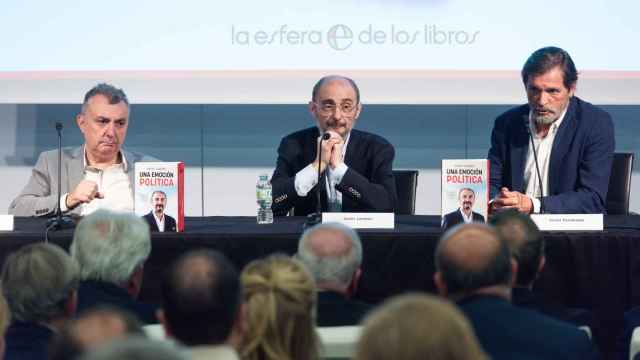 (I-D)El escritor Manuel Vilas, el expresidente del Ejecutivo aragonés Javier Lambán y el expresidente de Asturias Javier Fernández, durante la presentación del libro ‘Una emoción política: memorias de un servicio a Aragón y España’,