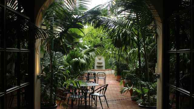 Un restaurante con jardín