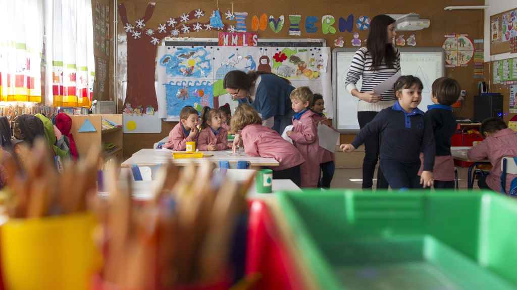 Profesores y alumnos en una aula de primaria