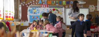 Profesores y alumnos en una aula de primaria