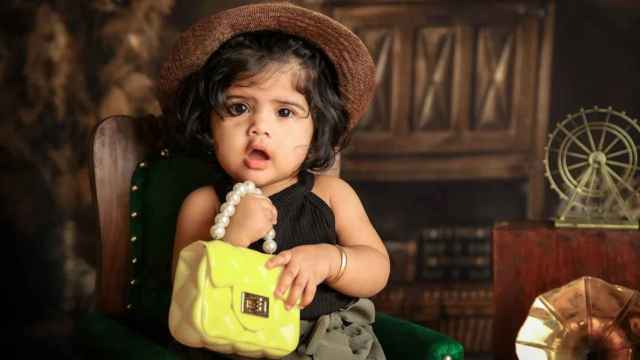 Una niña con un bolso