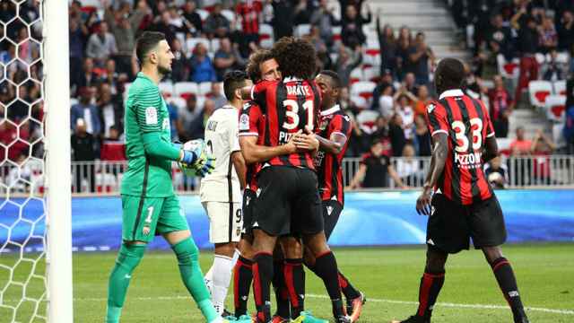 Los jugadores del Niza celebran un gol