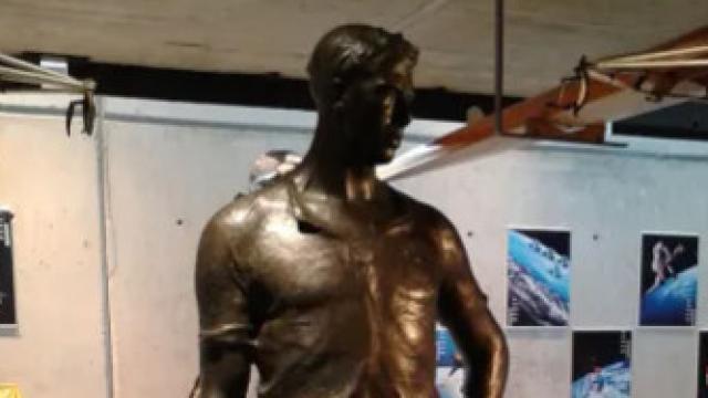 'El campeón', la estatua en honor al futbolista Tiago Massana