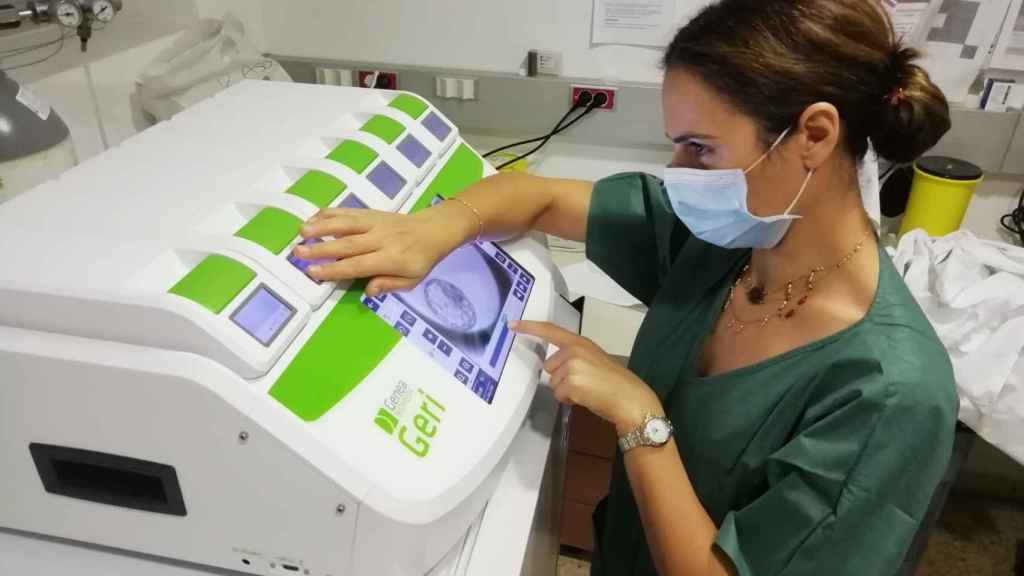 Incubadora de embriones para el proceso de fecundación 'in vitro'