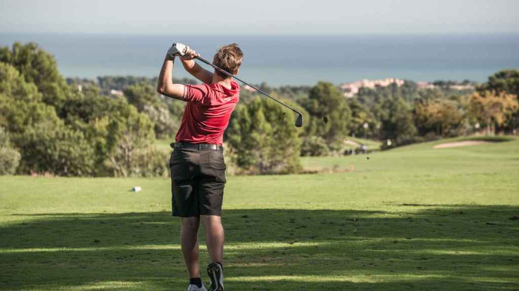 Un golfista en los hoyos del hotel Bonmont, que sí están acabados