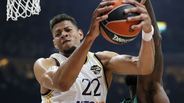 Tavares lucha contra Lessort en la final de la Euroliga contra el Panathinaikos