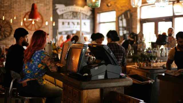 Gente consumiendo en un restaurante de archivo