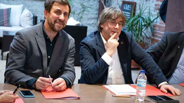 El candidato de Junts al 9J, Toni Comín (i), y el cabeza de lista del partido para el 12M, Carles Puigdemont