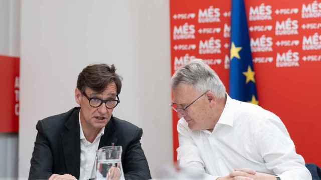 El primer secretario del PSC, Salvador Illa, durante una reunión con el candidato socialdemócrata a presidir la CE Nicolas Schmit (d), a 27 de mayo de 2024, en Barcelona, Catalunya (España). Este encuentro se enmarca como parte de los actos de campaña del partido de cara a las próximas elecciones del 9 de junio
