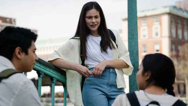 Tres jóvenes hablando