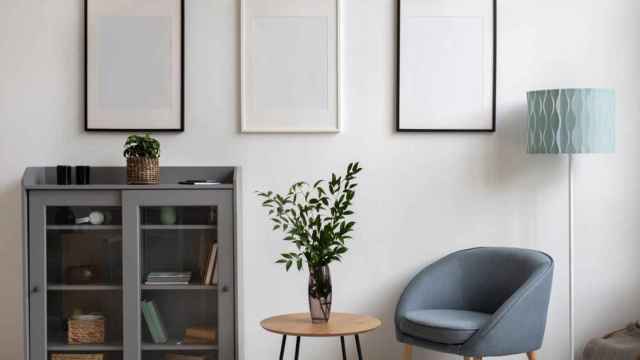 Un salón amueblado con las piezas esenciales