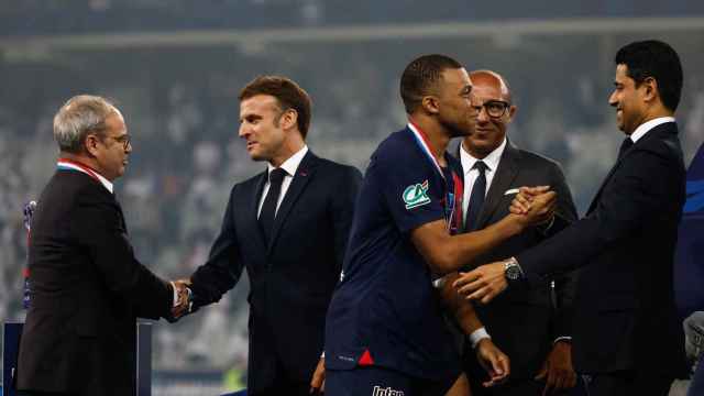 Nasser Al-Khelaifi felicita a Kylian Mbappé tras la conquista de la Copa de Francia por parte del PSG
