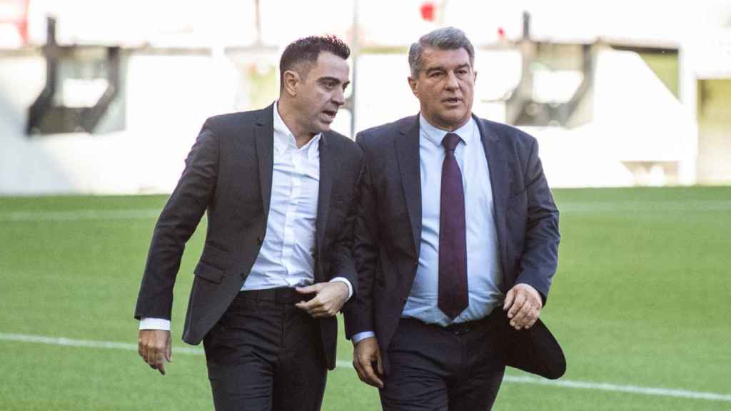 Xavi Hernández i Joan Laporta, durant la presentació de l'egarenc com a entrenador del Barça