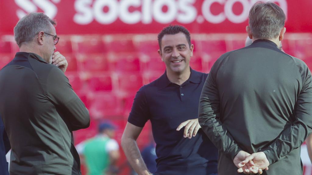 Xavi Hernández, sonriente con su staff antes de despedirse del Barça en Sevilla