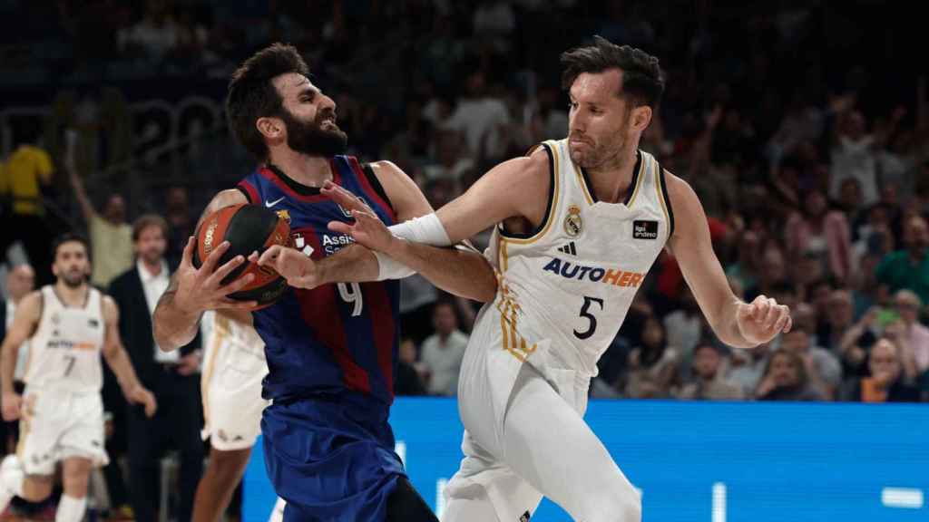 Ricky Rubio lucha contra Rudy Fernández en el Real Madrid-Barça