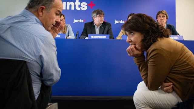 El secretario general de Junts per Catalunya, Jordi Turull (i), y el expresidente de la Generalitat y candidato de Junts a las elecciones catalanas, Carles Puigdemont (c)