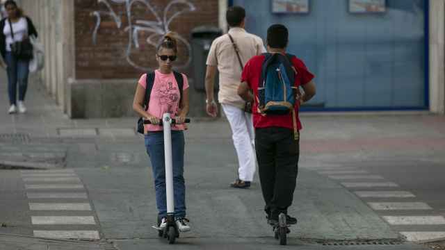 Dos personas en patinete eléctrico