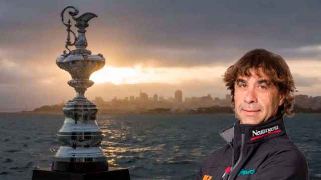 El regatista Guillermo Altadill, con el trofeo de la Copa América de vela