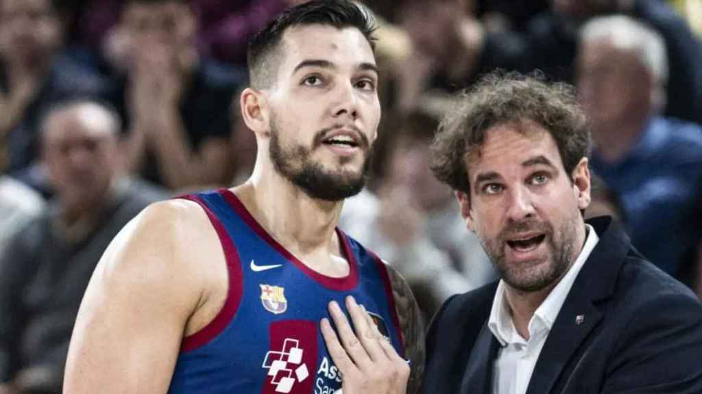 Willy Hernangómez, jugador del Barça de bàsquet, al costat de Roger Grimau