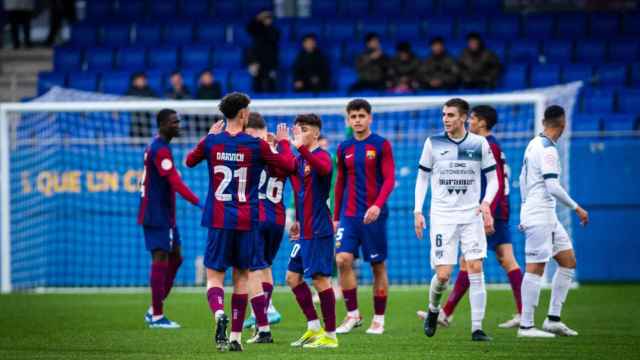 Los jugadores del Barça B se felicitan tras un gol contra el Sestao River