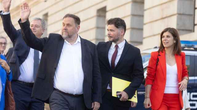 El presidente de ERC, Oriol Junqueras; el portavoz de ERC en el Congreso, Gabriel Rufián y la secretaria general adjunta de ERC, Marta Vilalta, a su llegada al pleno en el Congreso