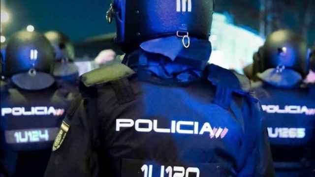Una imagen de un agente de la UIP de la Policía Nacional