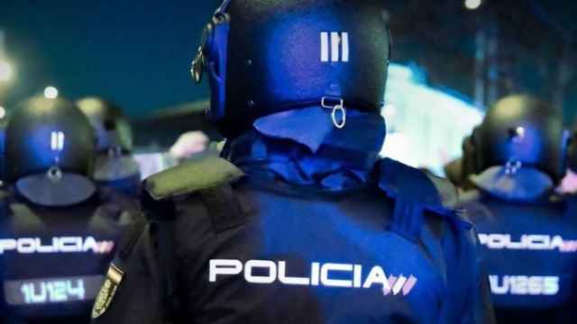 Una imagen de un agente de la UIP de la Policía Nacional