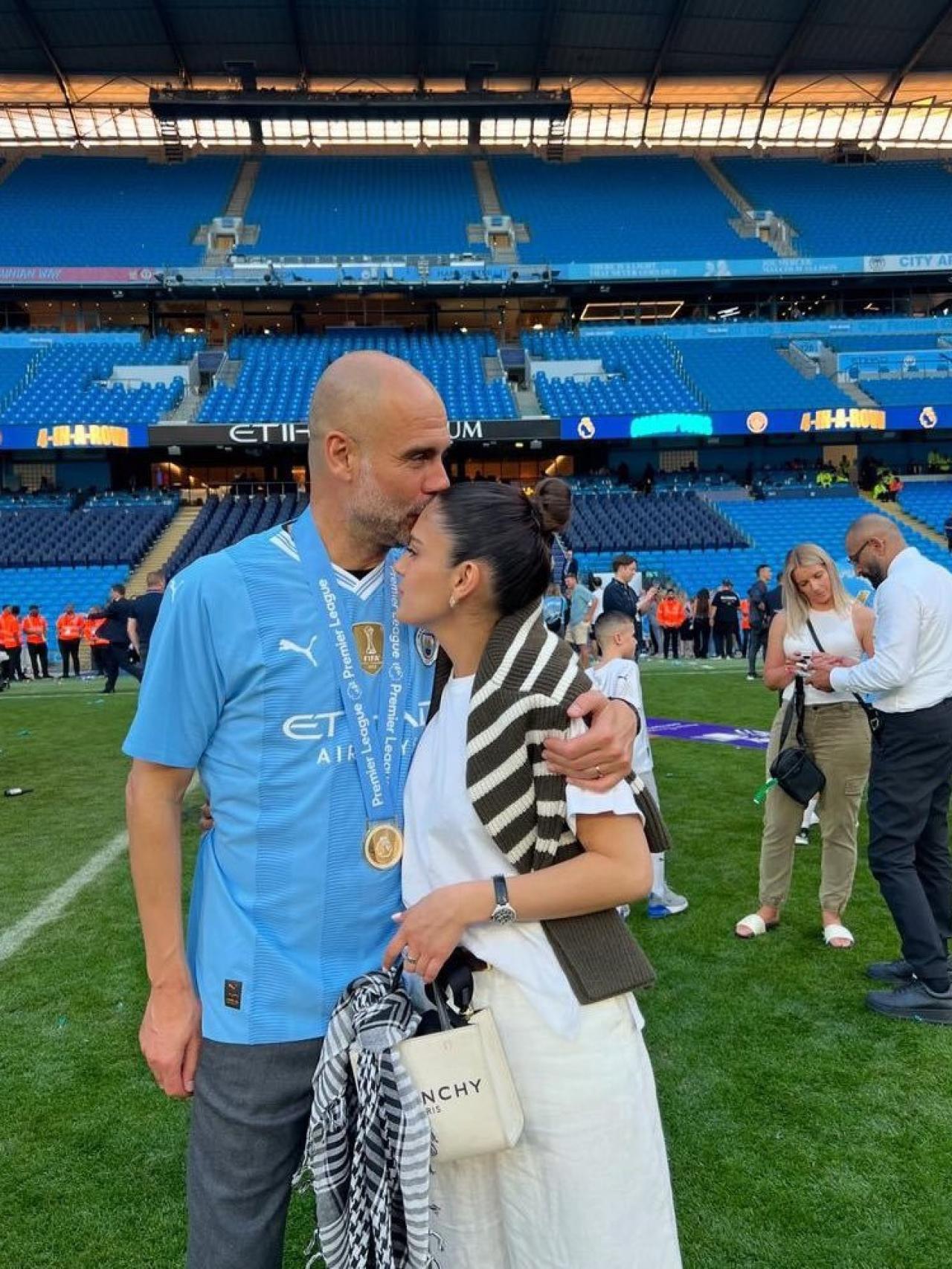 María Guardiola, junto a su padre, usando un pañuelo palestino