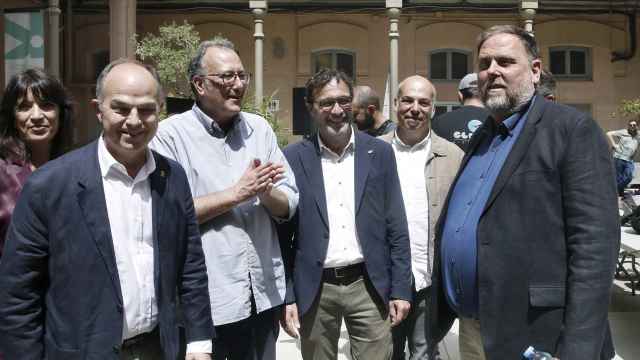 La diputada de Junts Pilar Calvo, el secretario general de Junts Jordi Turull, el presidente de ERC, Oriol Junqueras , y el presidente de Òmnium, Xavier Antich, durante un acto favorable a la amnistía del procés y la autodeterminación de Cataluña en el que han participado también los Comuns