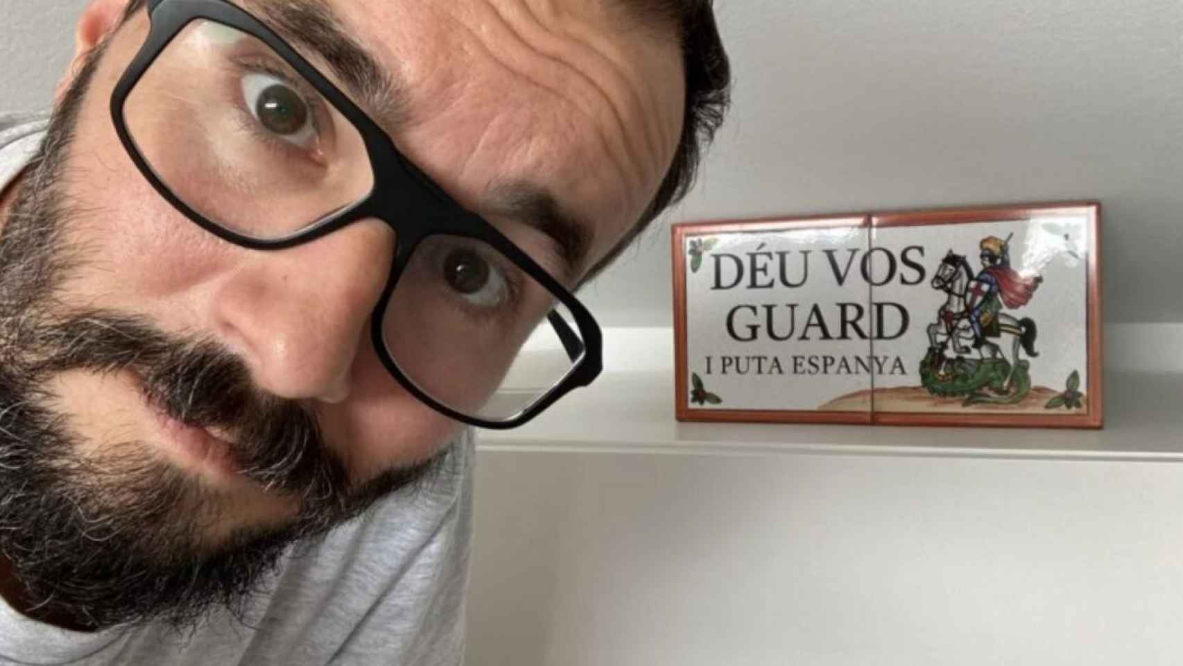 El humorista Jair Domínguez, ante unas baldosas con la soflama puta España