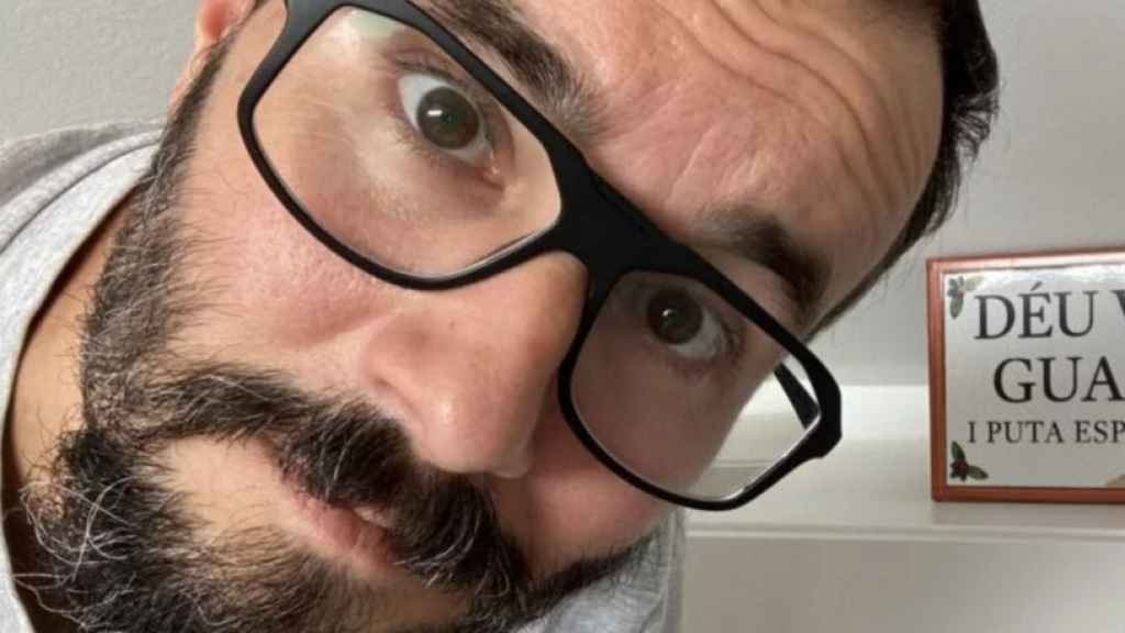 El humorista Jair Domínguez, ante unas baldosas con la soflama puta España