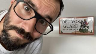El humorista Jair Domínguez, con un rótulo que reza Puta España