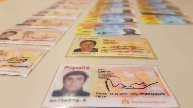 Varios DNI sobre una mesa