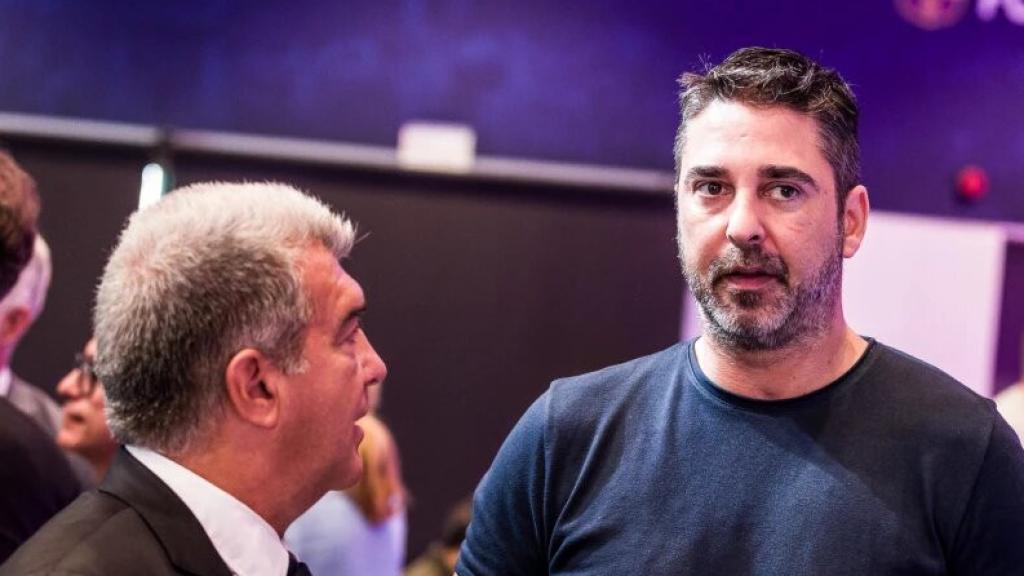 Juan Carlos Navarro, mánager del Barça de basket, en conversación con Joan Laporta y Enric Masip