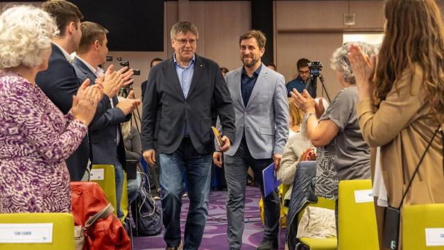 El expresidente catalán, Carles Puigdemont, y el candidato de Junts a las elecciones europeas, Toni Comín, en un acto de campaña en Bruselas (Bruselas).