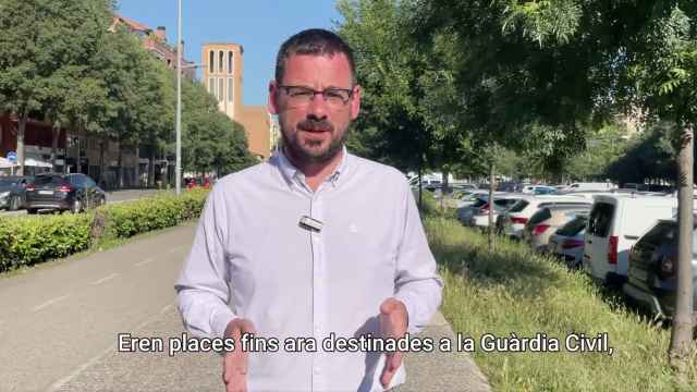 El alcalde de Girona, Lluc Salellas (CUP), presumiendo de la eliminación de plazas de aparcamiento de la Guardia Civil