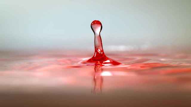 Una gota de tonos rojos parecido a sangre