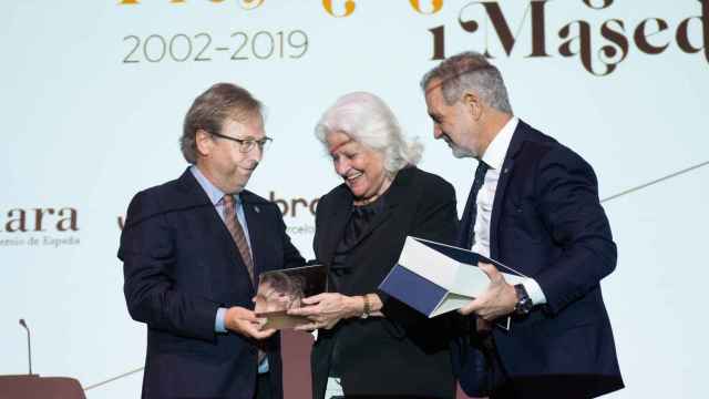 La viuda de Miquel Valls, Anna Durán, recoge el reconocimiento de parte del presidente de la Cámara de Comercio de Barcelona, Josep Santacreu (i), y el de la Cámara de Comercio de Madrid, Ángel Asensio (d)