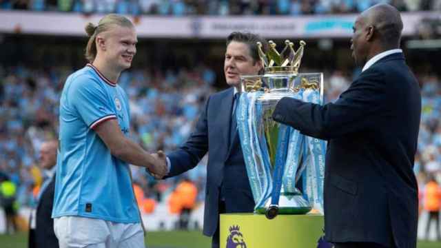 Richard Masters, CEO de la Premier League, saluda a Erling Haaland en el Etihad Stadium